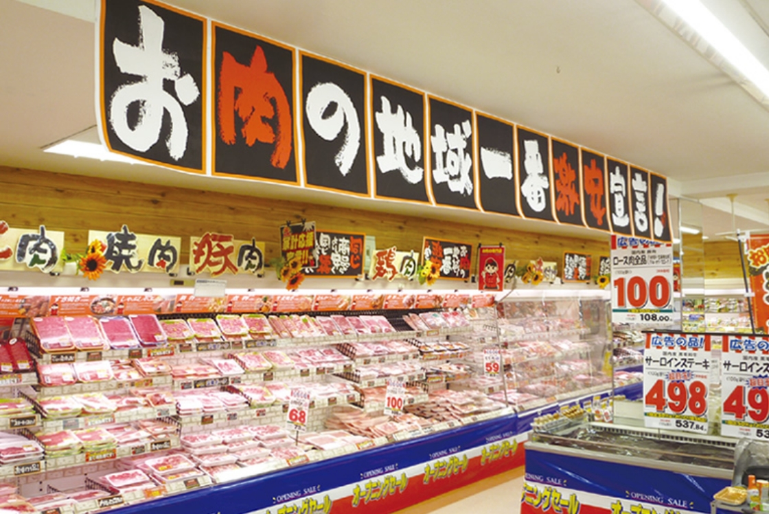 お肉のてらばやしの店内 様々なお肉が陳列されています。