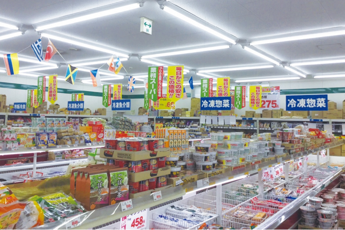 業務スーパー店舗内の様子-冷凍惣菜やカップ麺などが陳列されています。