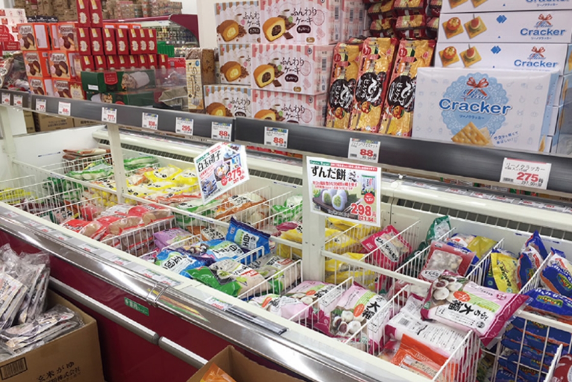 業務スーパー店舗内の様子-冷凍のお菓子などが陳列されています。