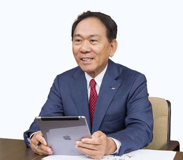 金田　達三CEOがタブレットを手にしている画像