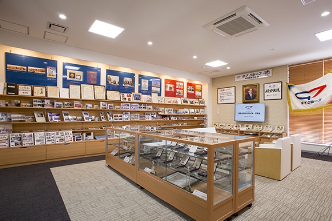 創業40周年までの歩みを写真やパネルで展示しています。