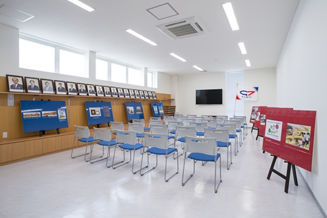 正面にはモニターが設置されており、30席ほどの椅子が並べてあります。