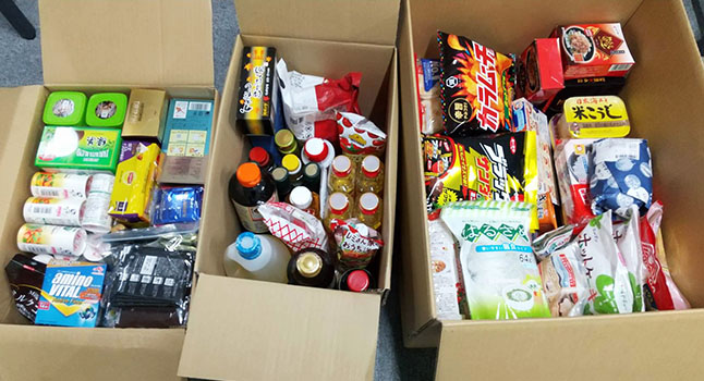 ダンボールに箱詰めされた食料品
