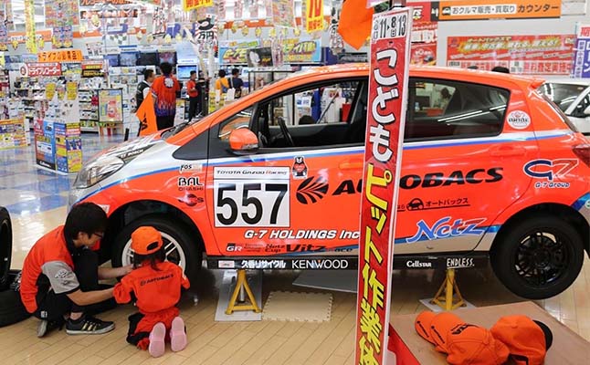 オートバックスにて子供のタイヤ交換体験の様子1