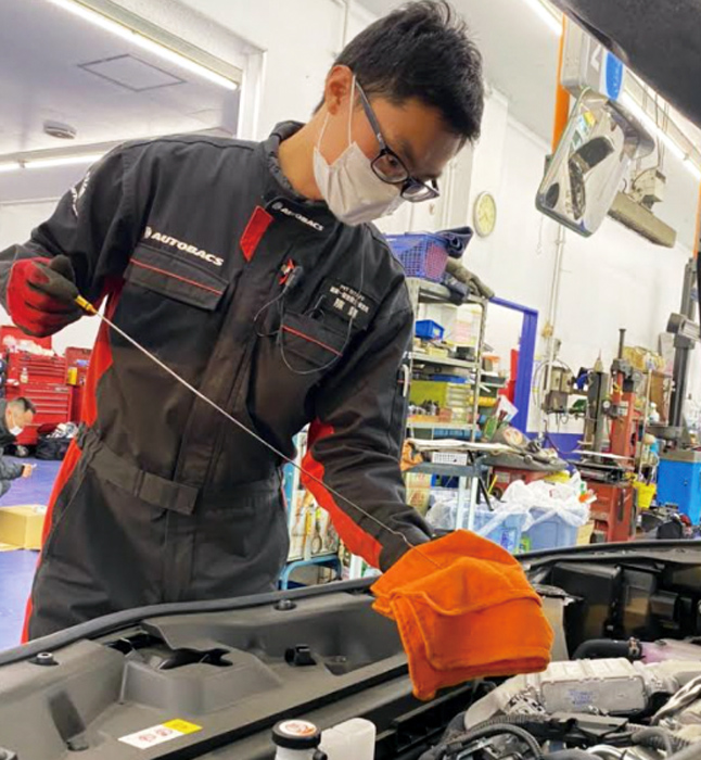 オートバックスの作業スタッフが車の整備実習をしている